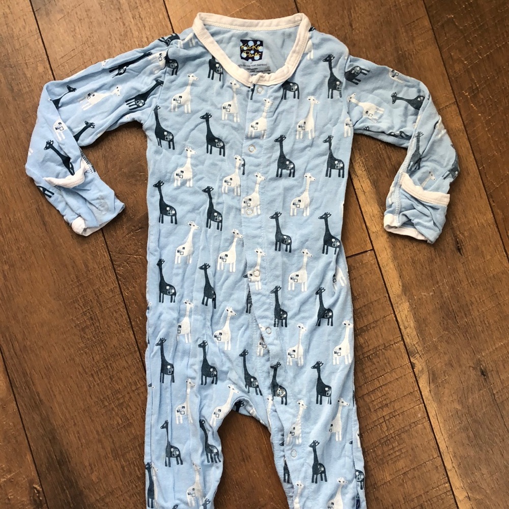 3T Kickee footie! 🦒🦒🦒